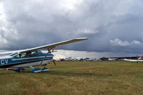 Cessna waiting for storms.